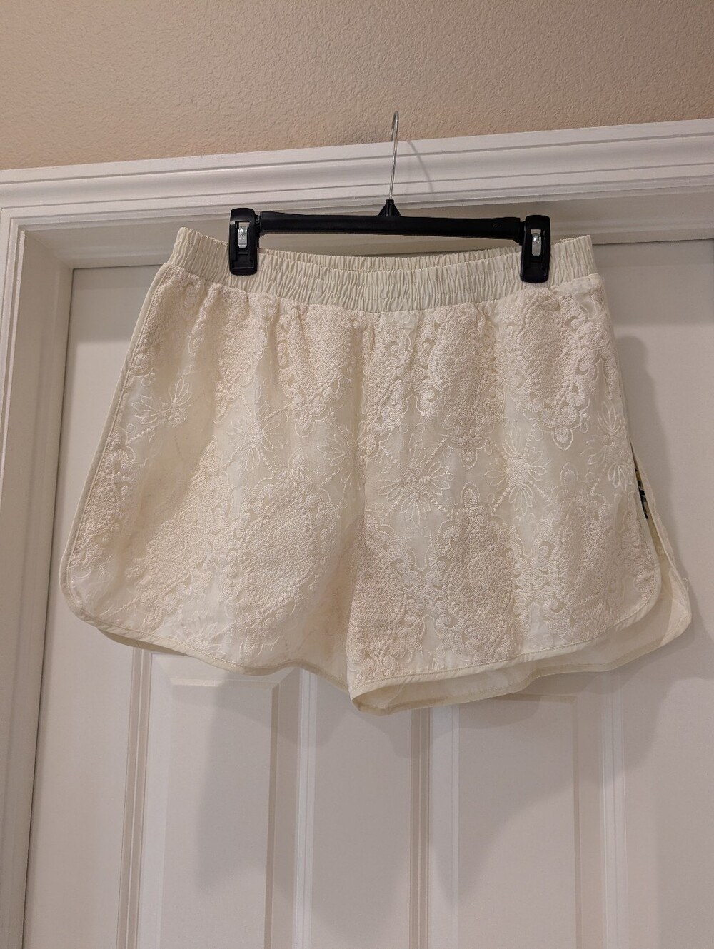 Taelynn Lace Embroidered Boho Shorts Size Large